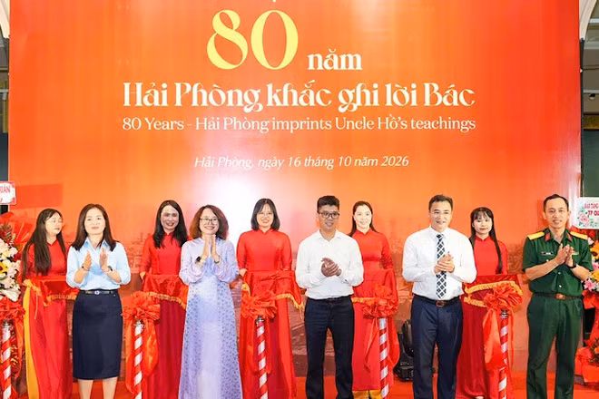 Các đại biểu thực hiện nghi thức khai mạc trưng bày chuyên đề “80 năm - Hải Phòng khắc ghi lời Bác”. (Ảnh: ĐÀM THANH)
