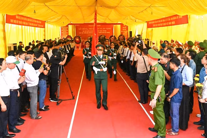 Quang cảnh Lễ viếng, truy điệu, an táng 56 hài cốt liệt sĩ và đồng bào hy sinh, tử nạn được tìm thấy, quy tập tại khu vực Mả Chìa, thôn Mai Sơn, xã Vĩnh Bảo, Hải Phòng. (Ảnh: ĐỨC NGHĨA)