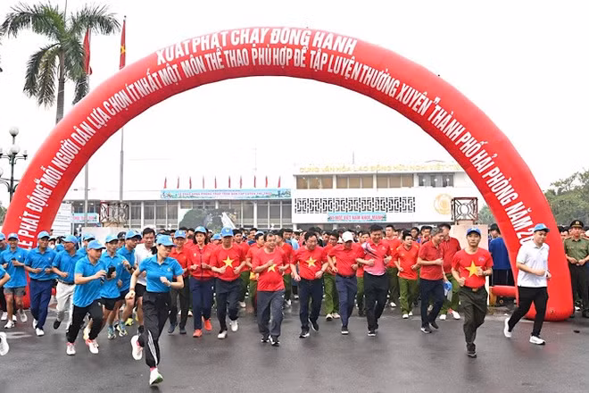 Các lực lượng tham gia chạy đồng hành tại Hải Phòng. (Ảnh: XUÂN TRƯỜNG)
