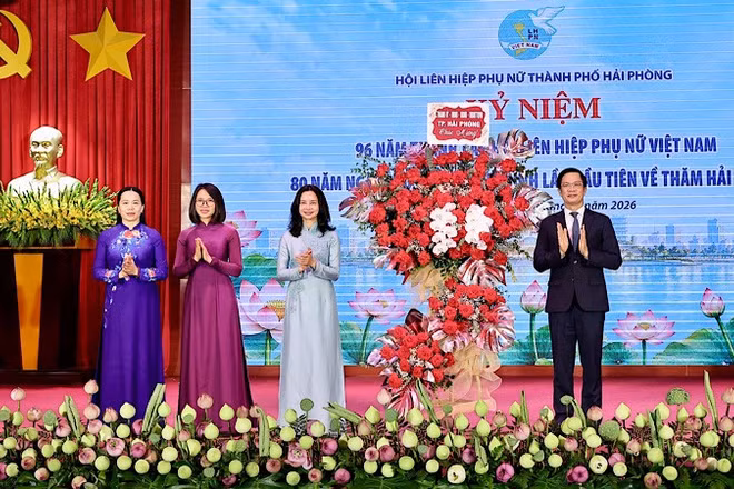 Đồng chí Phạm Văn Lập, Phó Bí thư Thành ủy, Chủ tịch Ủy ban Mặt trận Tổ quốc Việt Nam thành phố Hải Phòng chúc mừng Hội Liên hiệp Phụ nữ thành phố nhân dịp kỷ niệm 96 năm Ngày thành lập Hội Liên hiệp Phụ nữ Việt Nam (20/10/1930-20/10/2026). (Ảnh: VIỆT CƯỜNG)