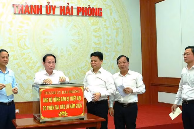 Các đồng chí Thường trực Thành ủy Hải Phòng ủng hộ đồng bào bị thiệt hại do thiên tai, bão lũ. (Ảnh: DUY THÍNH)