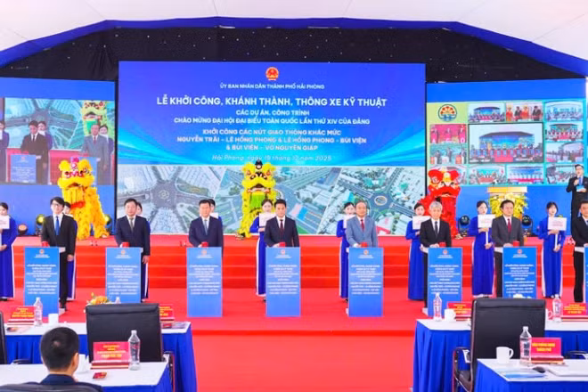 Các đại biểu thực hiện nghi thức khởi công 3 dự án đầu tư xây dựng nút giao thông khác mức đường Lê Hồng Phong-Nguyễn Trãi, Bùi Viện-Lê Hồng Phong và Bùi Viện-Võ Nguyên Giáp (Hải Phòng).