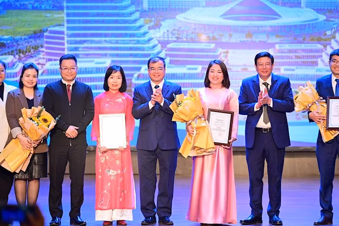 Trao giải cho tác giả, tác phẩm đoạt giải A Giải báo chí “Vì một Hải Phòng phát triển lần VII với chủ đề: Hải Phòng - Thành phố thân thiện.