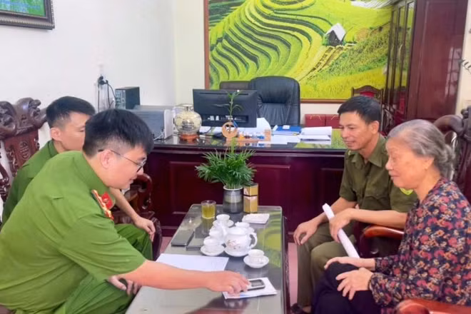 Công an xã Yết Kiêu (Hải Phòng) tuyên truyền, hướng dẫn người dân nhận diện thủ đoạn lừa đảo trên không gian mạng.