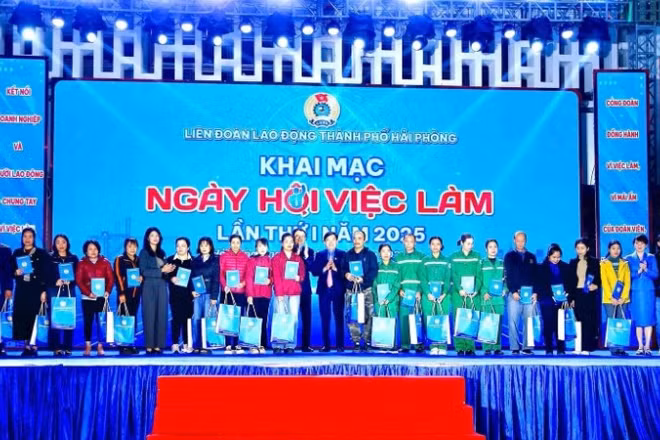 Đại diện Tổng Liên đoàn Lao động Việt Nam và Liên đoàn Lao động thành phố Hải Phòng tặng quà đoàn viên, người lao động có hoàn cảnh khó khăn.