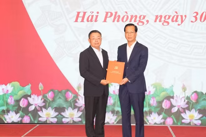 Đồng chí Hoàng Văn Trà, Phó Chủ nhiệm Ủy ban Kiểm tra Trung ương trao Quyết định cho đồng chí Nguyễn Anh Tuấn.