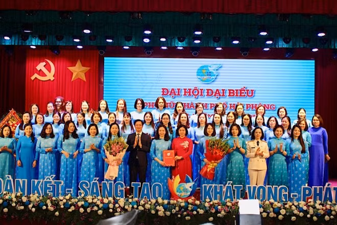 Chủ tịch Hội Liên hiệp Phụ nữ Việt Nam Nguyễn Thị Tuyến và lãnh đạo thành phố Hải Phòng trao Quyết định, tặng hoa chúc mừng Ban Chấp hành Hội Liên hiệp Phụ nữ thành phố Hải Phòng khóa I, nhiệm kỳ 2025-2030.