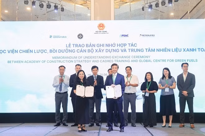 Học viện Chiến lược, bồi dưỡng cán bộ xây dựng và Trung tâm Nhiên liệu xanh toàn cầu (GCGF) tiến hành trao đổi Biên bản ghi nhớ hợp tác (Ảnh: Tạ Hải)