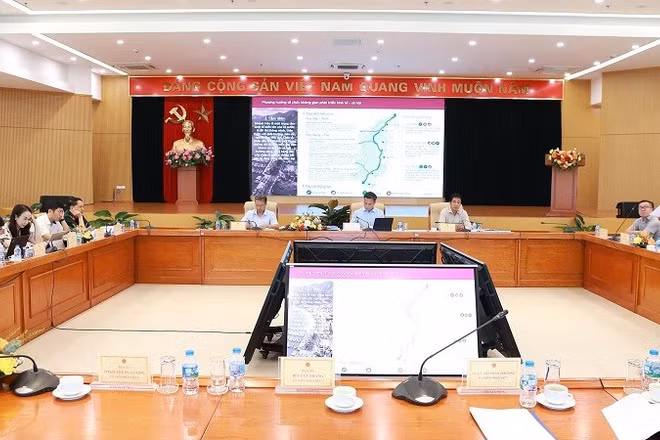 Toàn cảnh cuộc họp Hội đồng thẩm định điều chỉnh quy hoạch tỉnh Khánh Hòa thời kỳ 2021-2030, tầm nhìn đến năm 2050. (Ảnh: Lan Hương)
