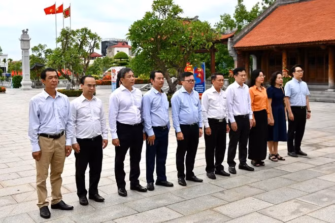 Đoàn đại biểu Hội Nhà báo Việt Nam dâng hương, dâng hoa tưởng niệm tại Nhà tưởng niệm đồng chí Nguyễn Đức Cảnh. (Ảnh: ĐỨC NGHĨA)