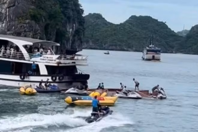 Các lực lượng tham gia cứu hộ cứu nạn trong vụ va chạm dẫn đến chìm tàu chở khách trên vịnh Lan Hạ ngày 14/6.