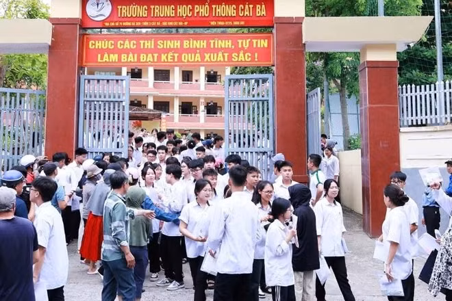 Thí sinh dự kỳ thi tốt nghiệp trung học phổ thông tại một điểm thi ở đặc khu Cát Hải (Hải Phòng). (Ảnh: XUÂN THỦY)