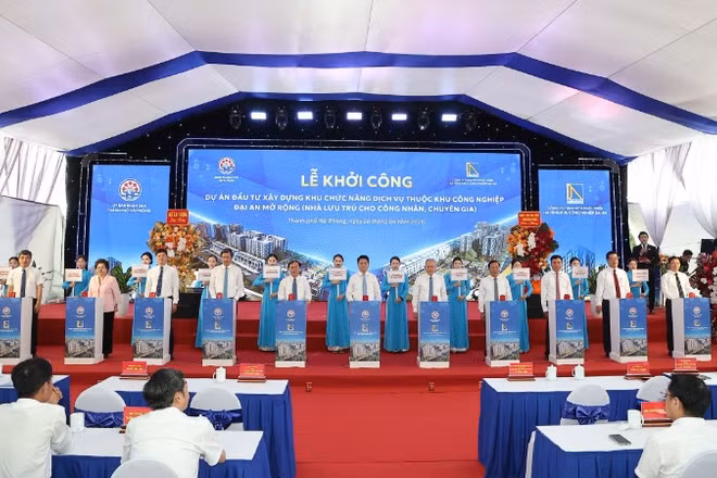 Các đại biểu thực hiện nghi thức khởi công dự án.