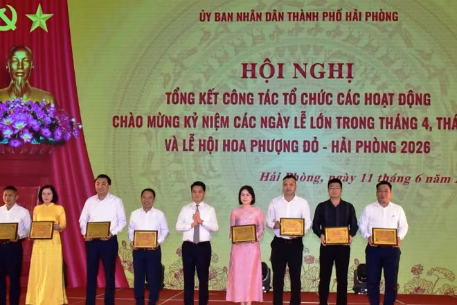 Đồng chí Bí thư Thành ủy Hải Phòng Lê Ngọc Châu trao Danh vị nhà tài trợ kim cương cho các đơn vị đóng góp nguồn lực tổ chức các hoạt động chào mừng kỷ niệm các ngày lễ lớn trong tháng 4, tháng 5 và Lễ hội Hoa Phượng Đỏ-Hải Phòng 2026.