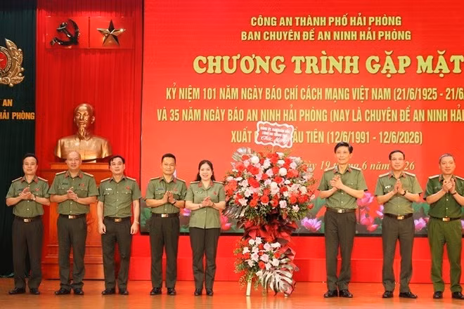 Lãnh đạo Công an thành phố Hải Phòng tặng hoa chúc mừng kỷ niệm 35 năm Báo An ninh Hải Phòng xuất bản số báo đầu tiên.