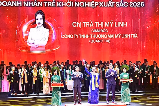Phó Thủ tướng Chính phủ Nguyễn Văn Thắng trao danh hiệu cho Top 10 Doanh nhân trẻ khởi nghiệp xuất sắc năm 2026.