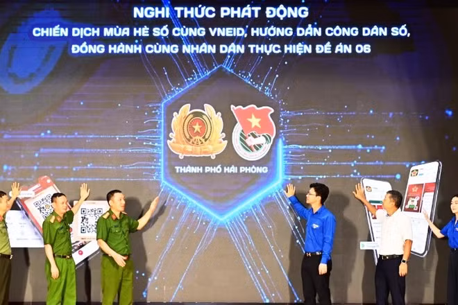 Các đại biểu thực hiện nghi thức phát động Lễ ra quân "Chiến dịch mùa hè số cùng VNeID, hướng dẫn công dân số, đồng hành cùng nhân dân thực hiện Đề án 06".