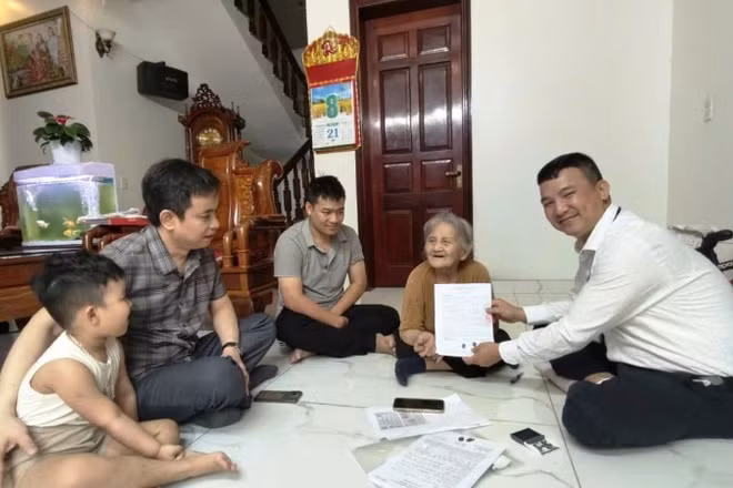 Cụ Đinh Thị Chiến, 90 tuổi, ở tổ dân phố Đông Môn, phường Hòa Bình (Hải Phòng) được cán bộ phường đến tận nhà hỗ trợ làm thủ tục hành chính. (Ảnh: BÙI HƯƠNG)
