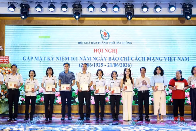 Hội Nhà báo thành phố Hải Phòng trao Kỷ niệm chương “Vì sự nghiệp báo chí Việt Nam” tặng các hội viên.