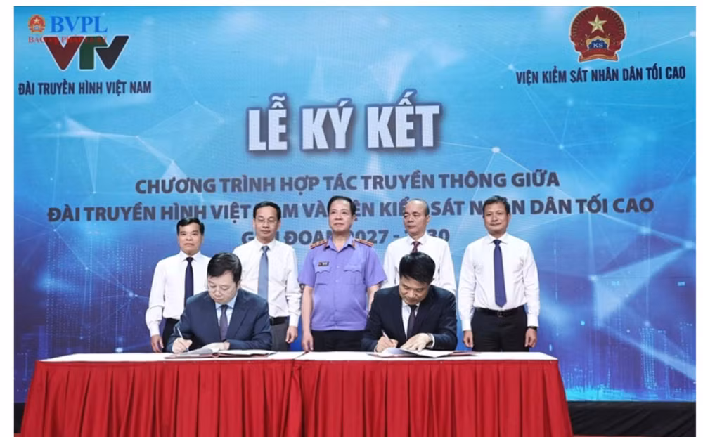 Đồng chí Nguyễn Huy Tiến, Viện trưởng VKSND tối cao và đồng chí Nguyễn Thanh Lâm, Tổng Giám đốc Đài THVN ký Chương trình hợp tác truyền thông giai đoạn 2027-2030.