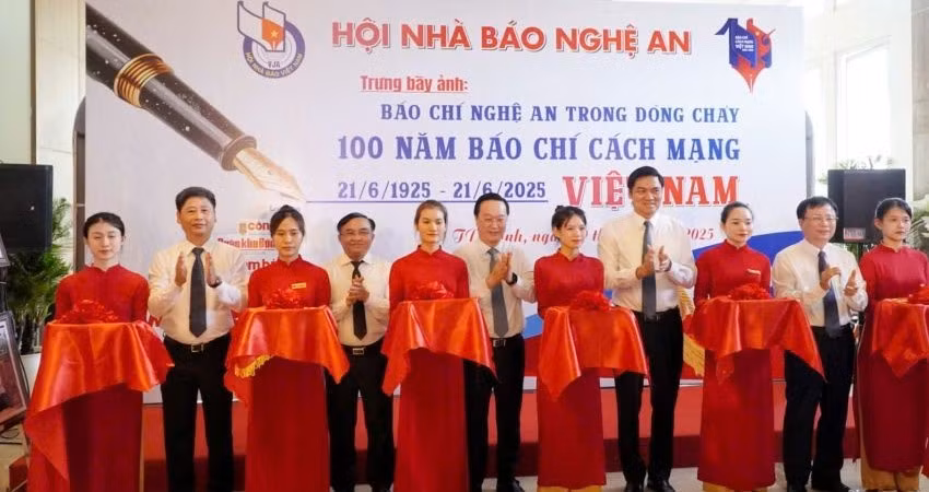 Các đại biểu thực hiện nghi thức cắt băng khai mạc trưng bày ảnh.
