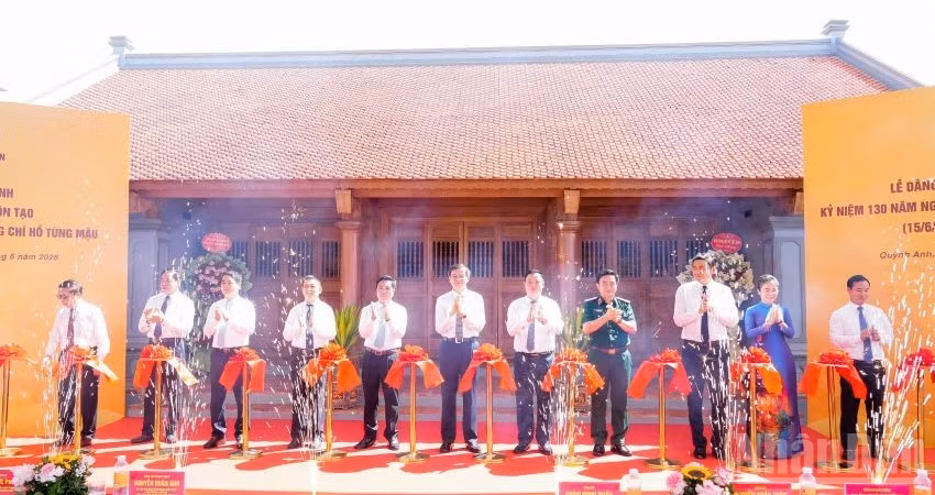 Các đồng chí lãnh đạo, nguyên lãnh đạo Đảng, Nhà nước, Quân khu 4, tỉnh Nghệ An cắt băng khánh thành Dự án tu bổ, tôn tạo Di tích nhà thờ và mộ đồng chí Hồ Tùng Mậu.