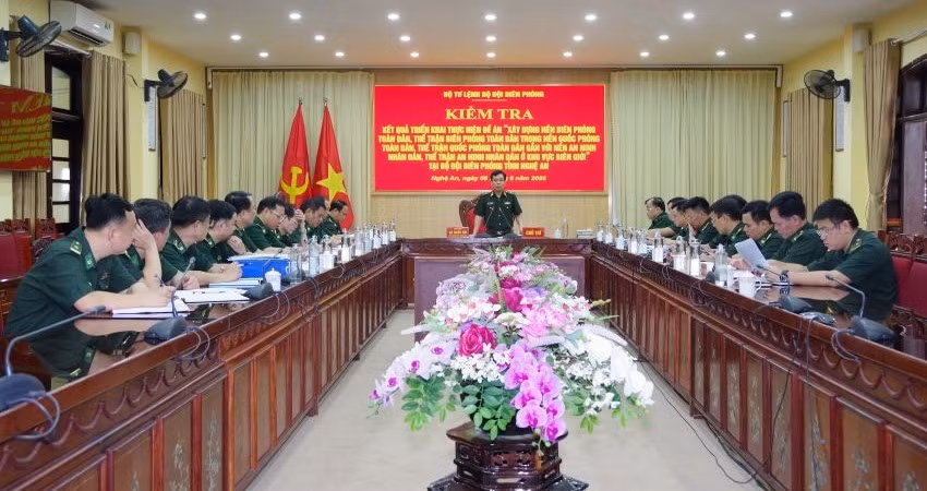 Thiếu tướng Vũ Quốc Ân, Phó Chính ủy Bộ đội Biên phòng chủ trì kiểm tra tại Ban Chỉ huy Bộ đội Biên phòng tỉnh.
