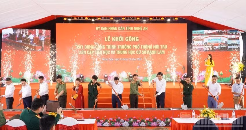 Các đại biểu thực hiện nghi thức khởi công điểm trường.