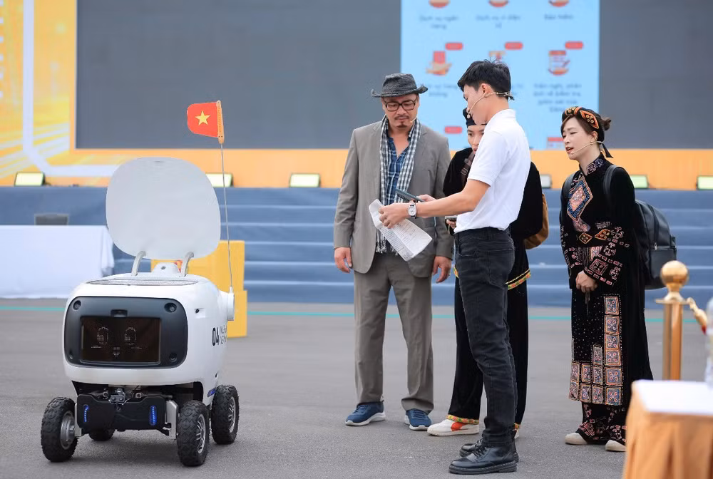 Trình diễn robot tại Diễn đàn quốc gia về phát triển doanh nghiệp công nghệ Việt Nam năm 2025.