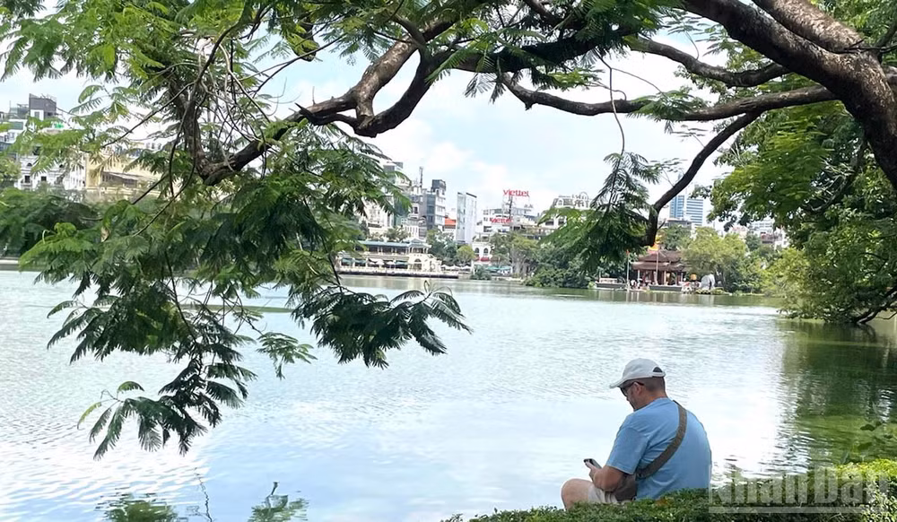 Dự báo khu vực Hà Nội ngày nắng, chiều tối và đêm có mưa rào và dông vài nơi. (Ảnh minh họa: Đ.T)