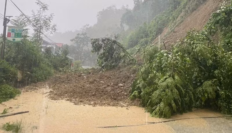 Sạt lở gây ách tắc giao thông trên tuyến đường từ phường Bắc Kạn đi xã Chợ Đồn. (Ảnh: HÀ VIỆT)
