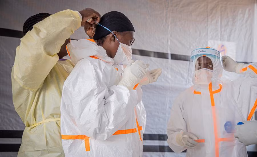 Các nhân viên y tế tại một trung tâm điều trị Ebola ở Bunia, tỉnh Ituri, CHDC Congo. (Ảnh: Tân Hoa xã)
