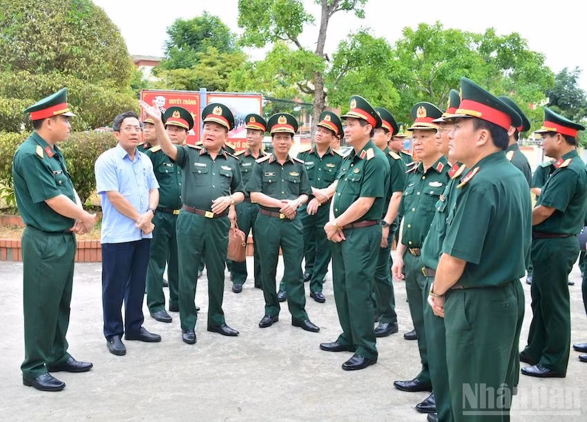 Thượng tướng Hoàng Xuân Chiến, Ủy viên Trung ương Đảng, Ủy viên Thường vụ Quân ủy Trung ương, Thứ trưởng Quốc phòng thăm, kiểm tra tại Ban Chỉ huy Quân sự thị xã Điện Bàn và Thị ủy Điện Bàn. (Ảnh: ĐÌNH TĂNG)