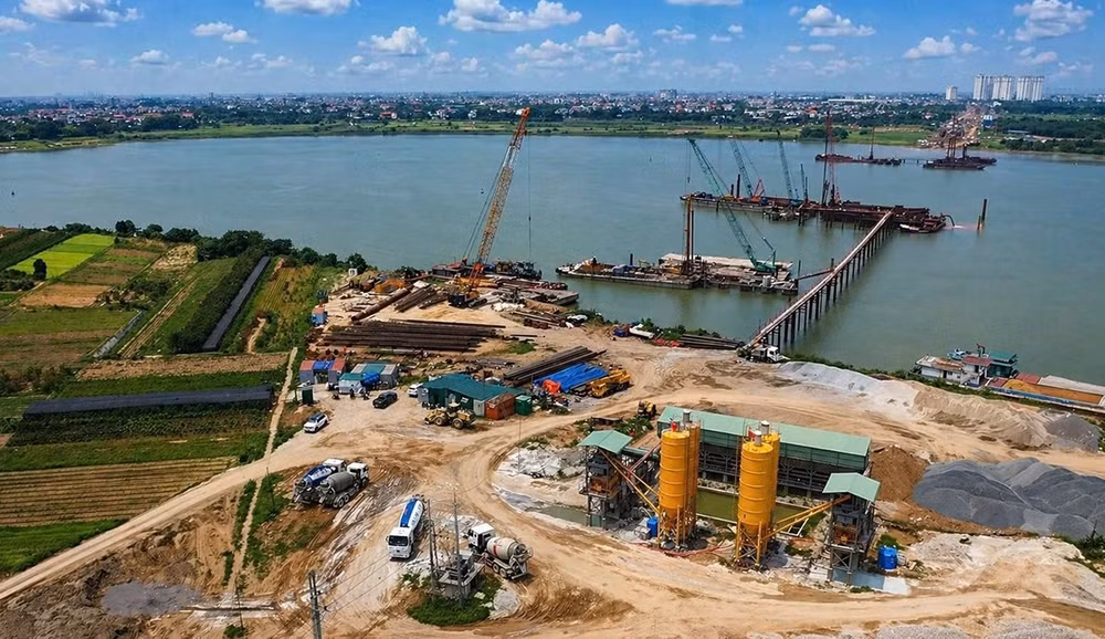 Công trường thi công cầu Ngọc Hồi. (Ảnh: HÙNG THÁI)