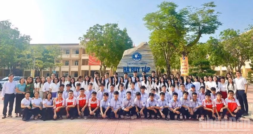 Lễ ra quân tham dự Kỳ thi học sinh giỏi lớp 12 của Trường trung học phổ thông Hà Huy Tập. (Ảnh: Đ.P)