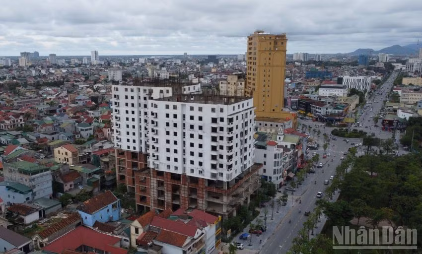 Một dự án chung cư chậm tiến độ trên địa bàn Phường Thành Vinh. ( Ảnh: P.V)