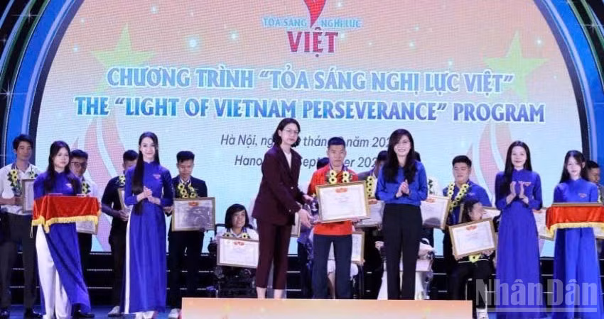 Hoàng Kim Vị là một trong 26 thanh niên tiêu biểu được Trung ương Hội Liên hiệp Thanh niên Việt Nam trao tặng Giải thưởng “Tỏa sáng nghị lực Việt”. ( Ảnh: N.H)