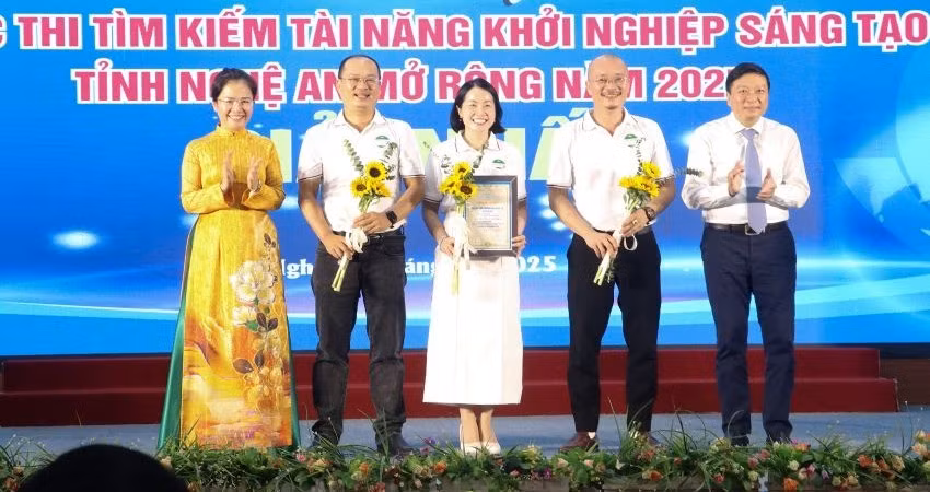 Chủ tịch Ủy ban nhân dân tỉnh Lê Hồng Vinh và Phó Bí thư Tỉnh ủy Võ Thị Minh Sinh trao giải Nhất cho Dự án Sàn thương mại điện tử ocopai.vn.
