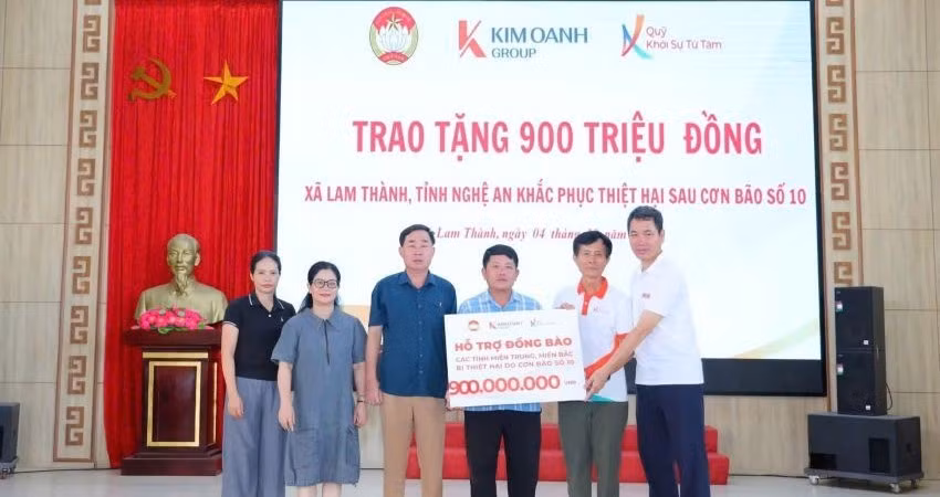 Đại diện Quỹ Khởi sự từ tâm và Văn phòng đại diện Báo Nhân Dân tại Nghệ An trao 900 triệu đồng cho người dân xã Lam Thành khắc phục thiệt hại sau cơn bão số 10. 