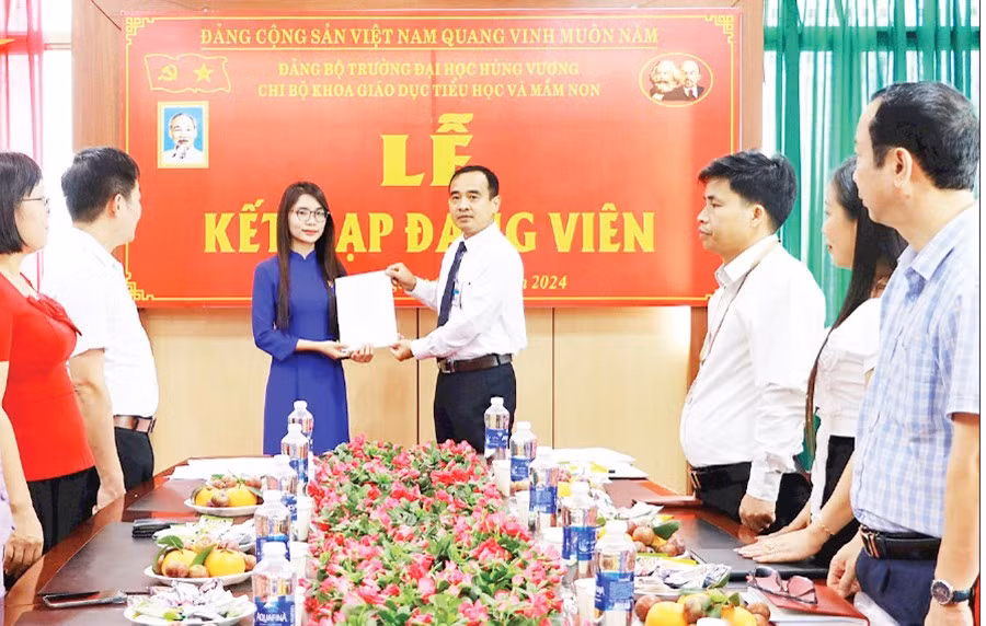 Trao Quyết định kết nạp đảng viên tại Chi bộ Khoa Giáo dục Tiểu học và Mầm non, Trường đại học Hùng Vương. (Ảnh nhà trường cung cấp)