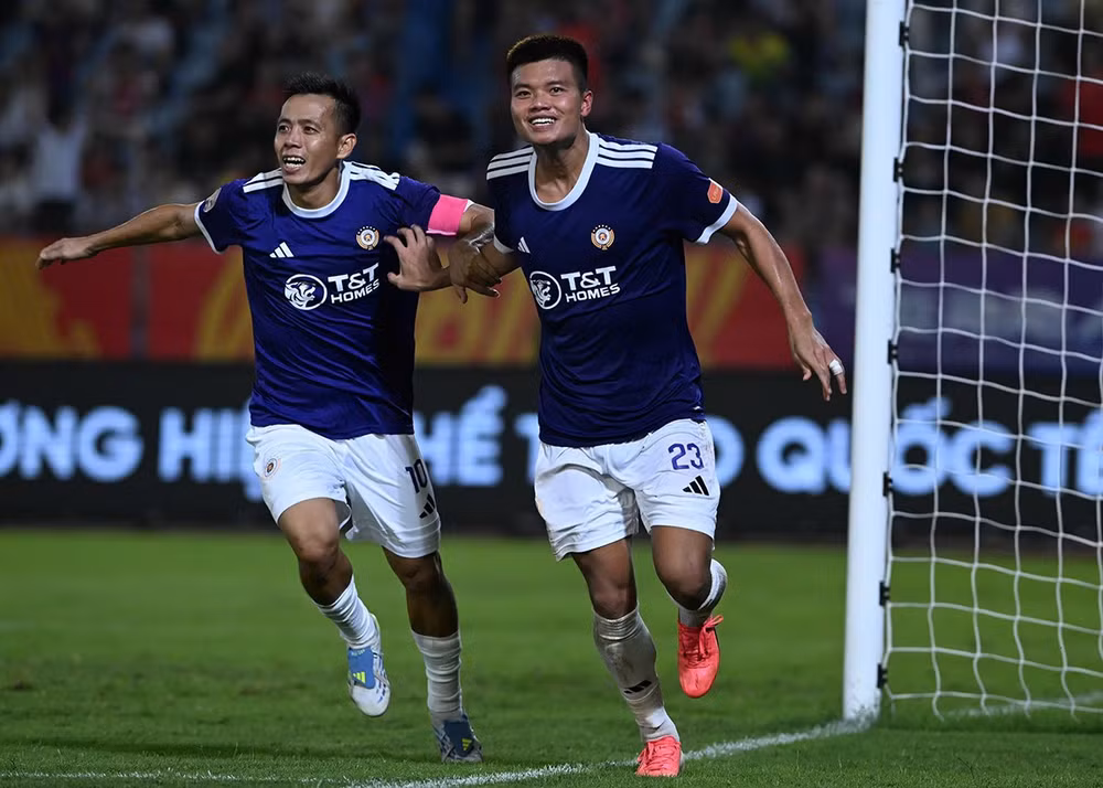 Niềm vui của các cầu thủ đội Hà Nội FC sau khi ghi bàn thắng thứ 2 trước đội Công an Hà Nội (Ảnh: TRẦN HẢI)