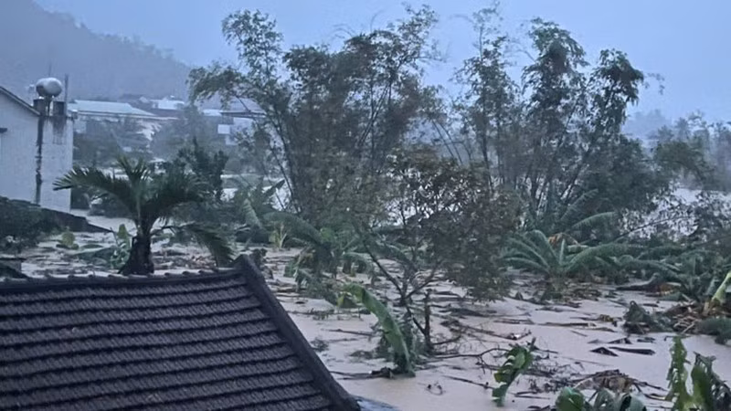 Nhiều khu vực ở xã Đồng Xuân, Đắk Lắk, bị ngập nặng. (Ảnh: CÔNG LÝ)