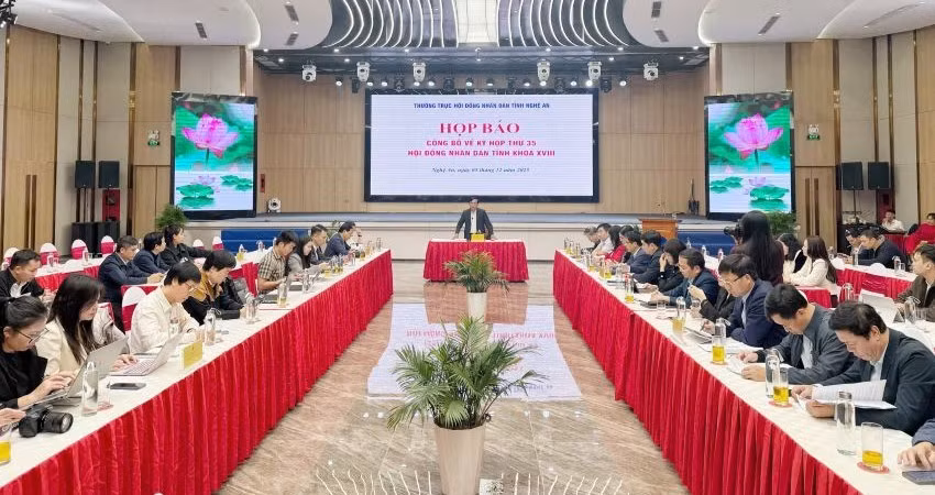 Quang cảnh buổi họp báo.