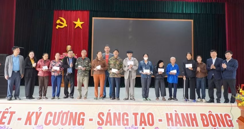 Đại diện Báo Nhân Dân tại khu vực miền Nam và Văn phòng đại diện Báo Nhân Dân tại Nghệ An trao 10 suất quà tới hộ nghèo, cận nghèo trên địa bàn xã Hưng Trung.