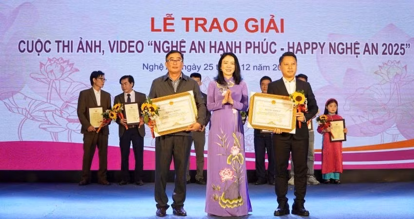 Ban tổ chức trao giải Nhất cho các tác giả cuộc thi ảnh, video "Nghệ An hạnh phúc - Happy Nghệ An 2025".