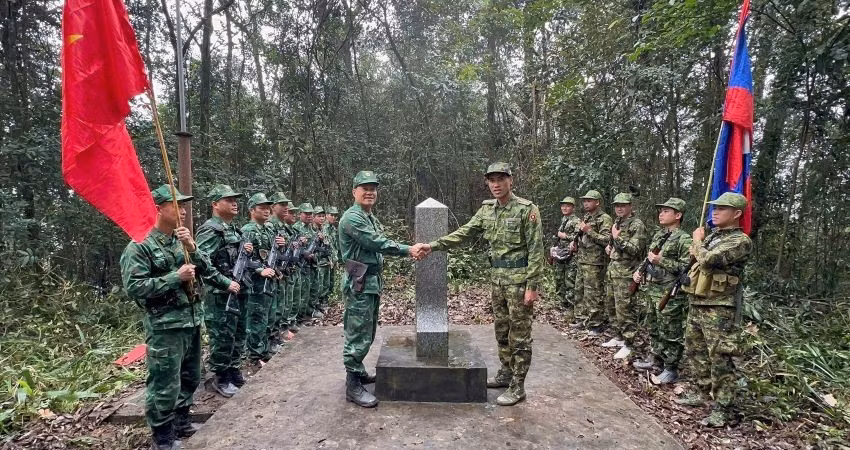 Nghi thức thực hiện tại cột mốc.