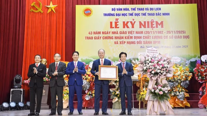 Đại diện lãnh đạo Trung tâm Kiểm định chất lượng giáo dục-Đại học Quốc gia Hà Nội trao chứng nhận kiểm định chất lượng giáo dục cho Trường đại học Thể dục thể thao Bắc Ninh.