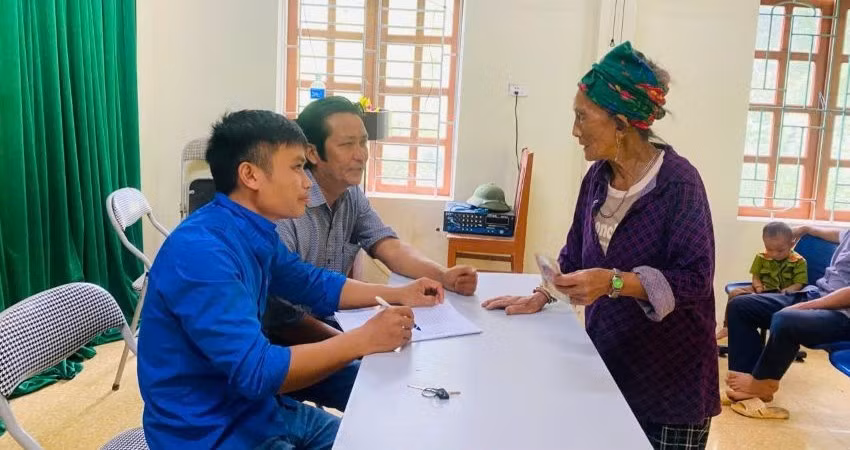 Người dân xã Mường Típ vui mừng khi nhận được quà Quốc Khánh.