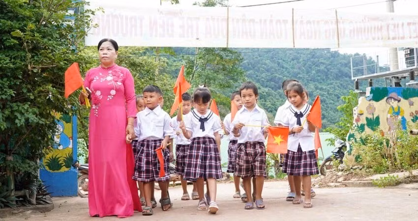 Các em học sinh Trường phổ thông dân tộc bán trú tiểu học Mỹ Lý 2 háo hức ngày tựu trường.