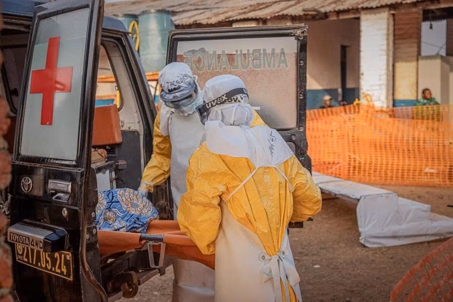 Các nhân viên y tế đưa một bệnh nhân Ebola đến trung tâm điều trị Ebola ở Mongbwalu, tỉnh Ituri, Congo. (Ảnh: Tân Hoa xã)